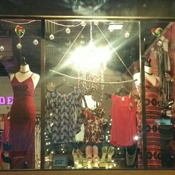 Miss Laura - Picture 3 of 4