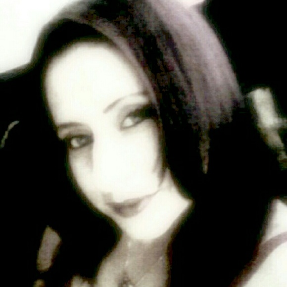 Miss Laura - Picture 4 of 4