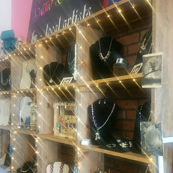 Miss Laura - Picture 2 of 4