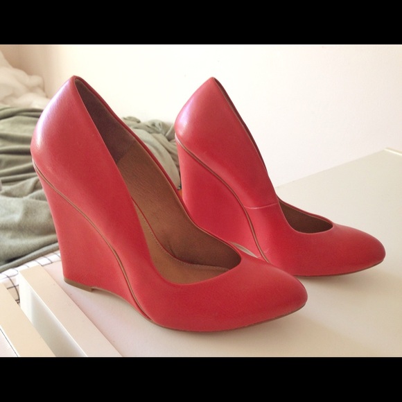 MIA brand wedge heels in coral & camel. Size 8.5