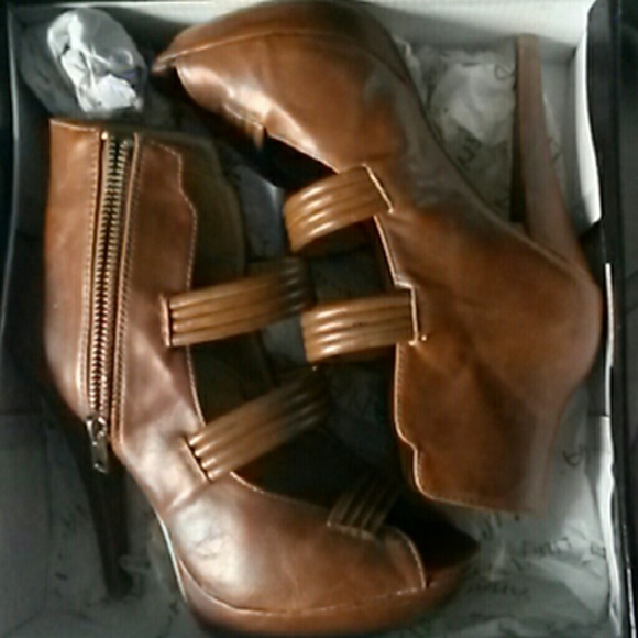 Tan heels - Picture 1 of 1