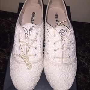Cream lace Oxfords shoes
