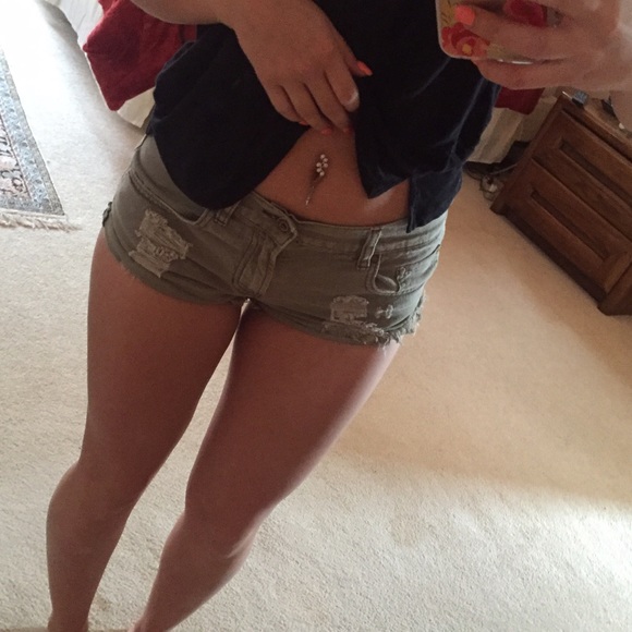 Distressed short shorts - Picture 2 of 4