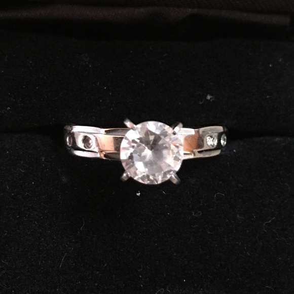 CZ silver ring in size 9. Looks real 😊