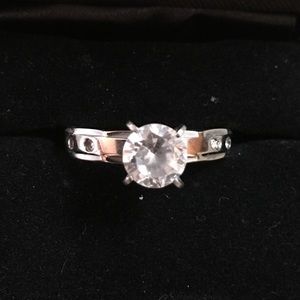 CZ silver ring in size 9. Looks real 😊