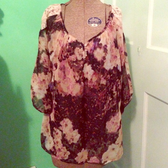 Buckle floral lace and button blouse