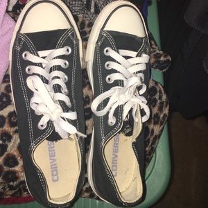 Black converse MAKE AN OFFER I WANT GONNEEEEEEEE