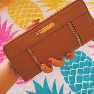 Michael Kors • Luggage • Moxley Wallet