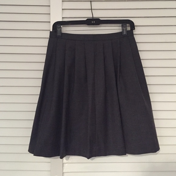 Grey pleated wool skirt