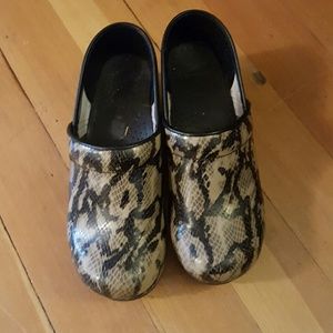 Size 39 printed danskos