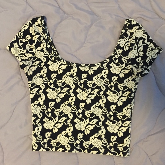 Adorable flowered crop top - Picture 1 of 3