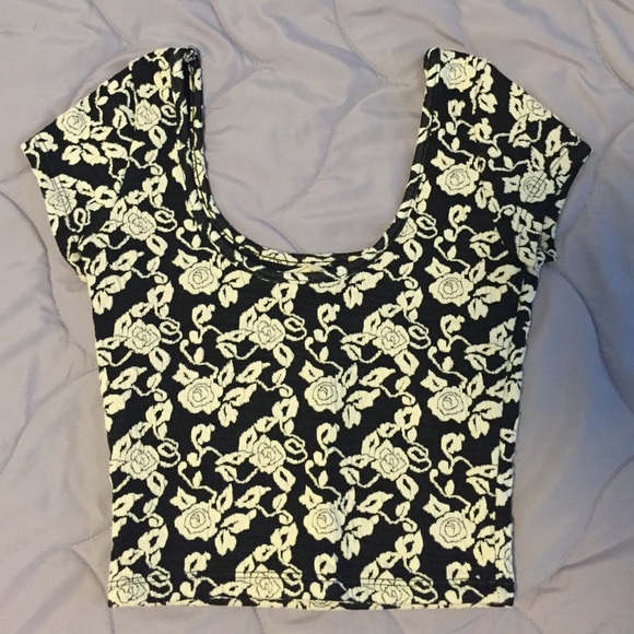 Adorable flowered crop top - Picture 2 of 3