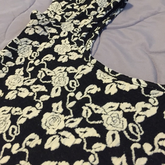 Adorable flowered crop top - Picture 3 of 3