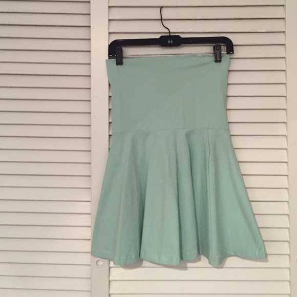 Never worn, high- waisted flowy skirt