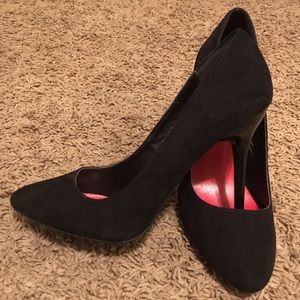 Black pumps
