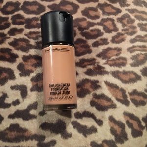 Mac Pro long wear Foundation NW25