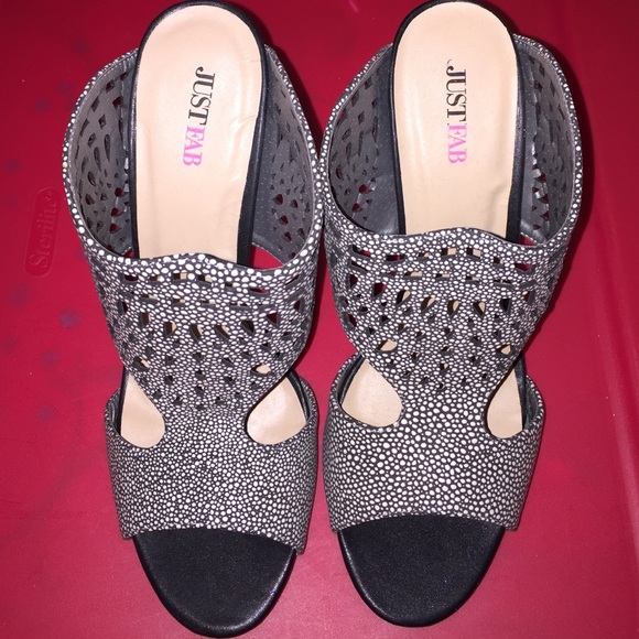 Kody. Size 10. Black/white