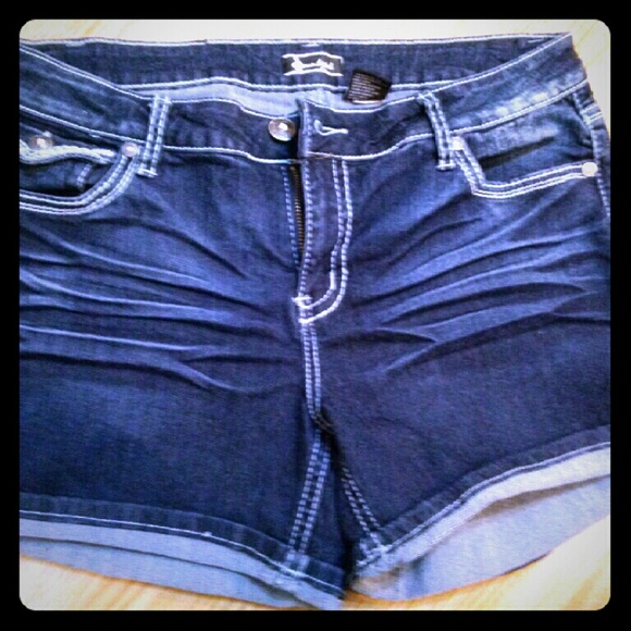 Blue denim shorts with embelished pockets