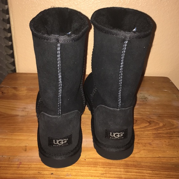 classic short uggs size 9 classic short uggs size 9