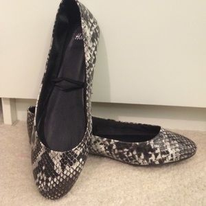 Snakeskin flats