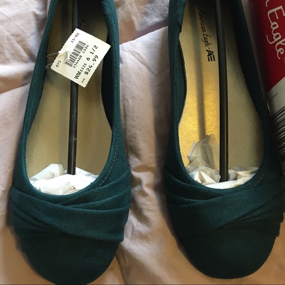 Beautiful dark green American eagle flats