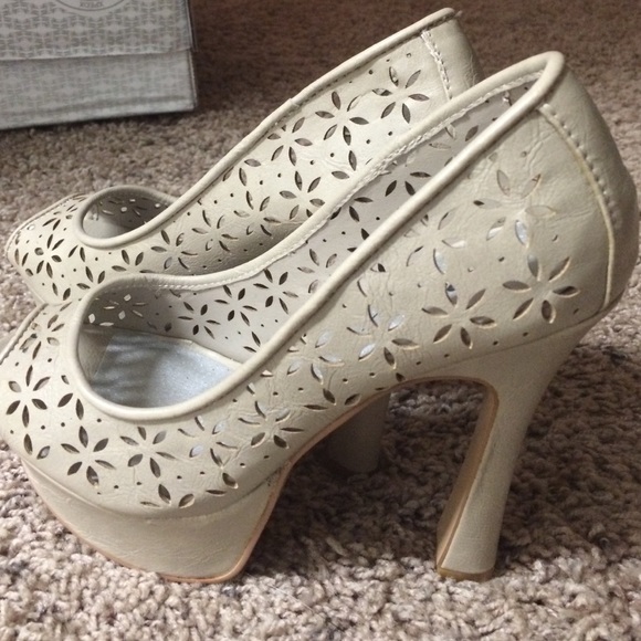 Nude heels! - Picture 2 of 2