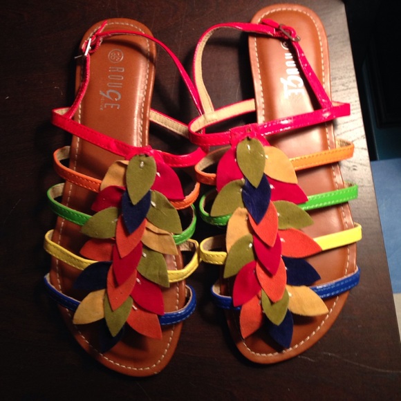 Adorable Rouge Helium flower/leaf petals sandals