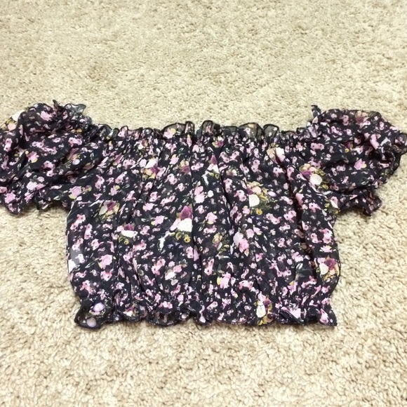 Black floral crop top small