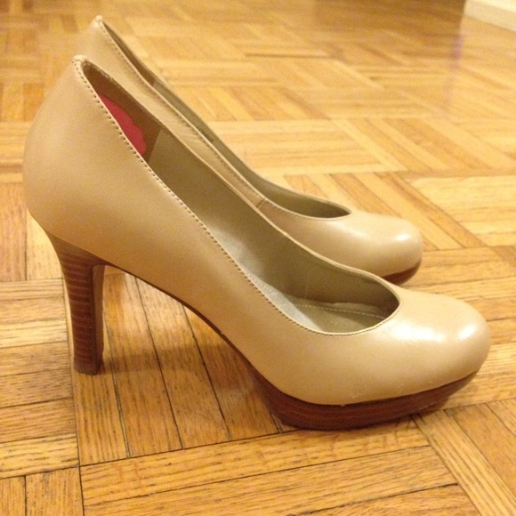 *SALE* Tahari nude platform pumps heels