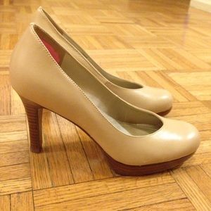 *SALE* Tahari nude platform pumps heels