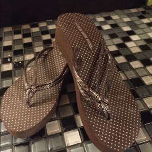 2 pairs wedge flip flops
