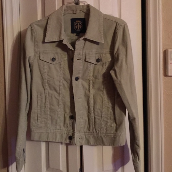 Light weight corduroy jacket.