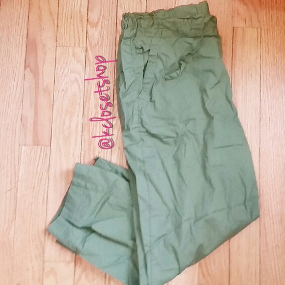 NWOT {KHAKI CROPPED PANTS} - Picture 2 of 4