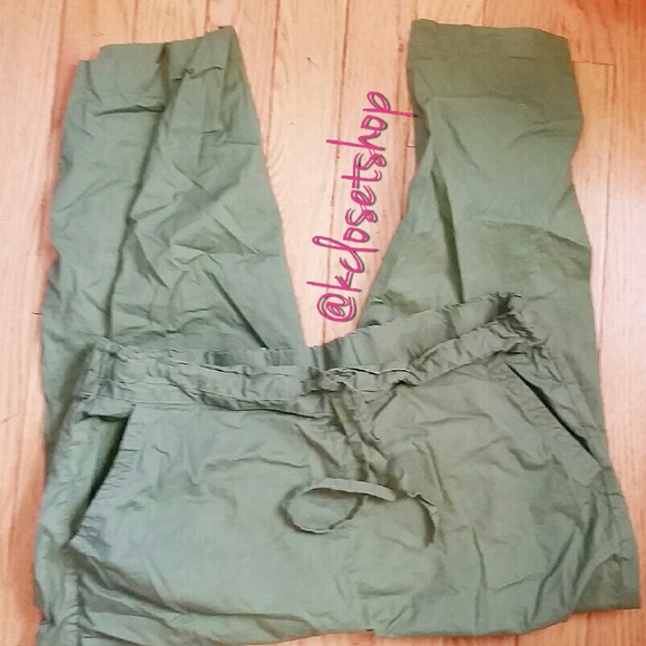 NWOT {KHAKI CROPPED PANTS} - Picture 3 of 4
