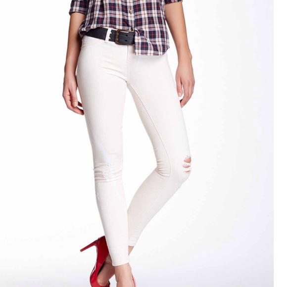 NWT Distressed Skinny Jean