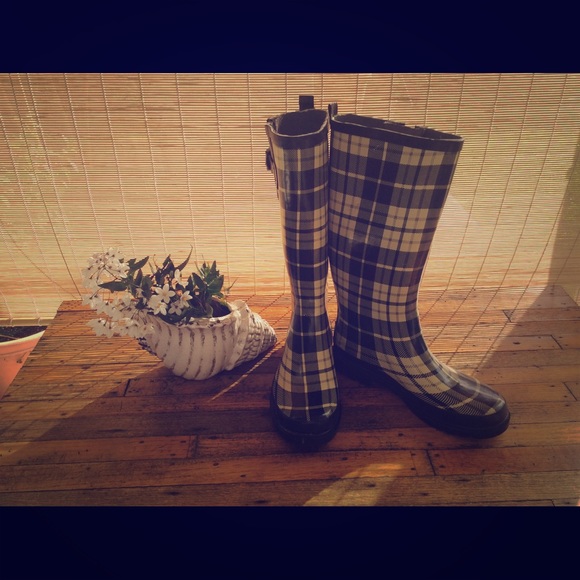 Black and cream plaid print rain boots