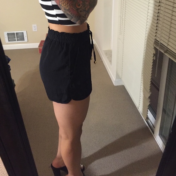 Brand new w/tags black satin-like shorts Sz 6 - Picture 2 of 4