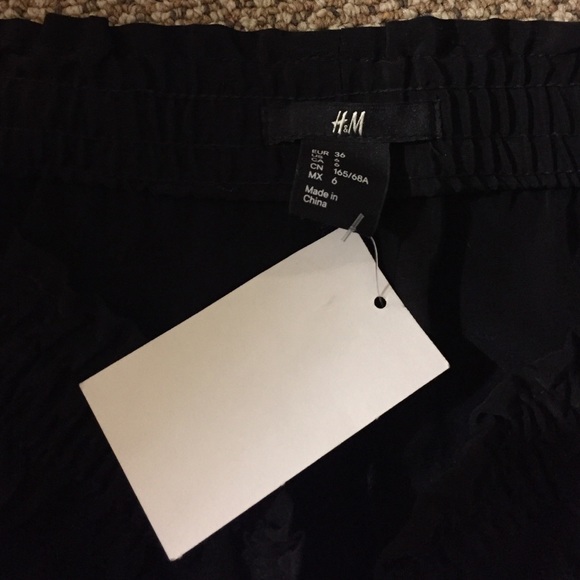 Brand new w/tags black satin-like shorts Sz 6 - Picture 4 of 4