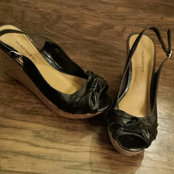 Black wedges