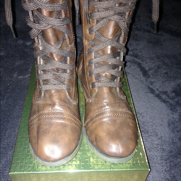 Brown combat boots. - Picture 2 of 3