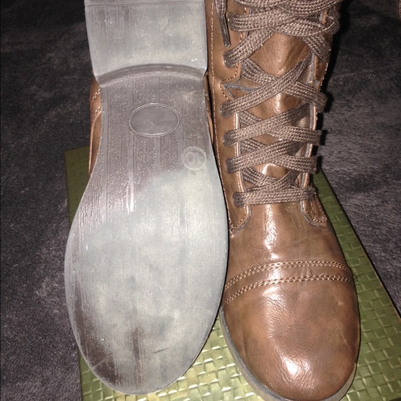 Brown combat boots. - Picture 3 of 3