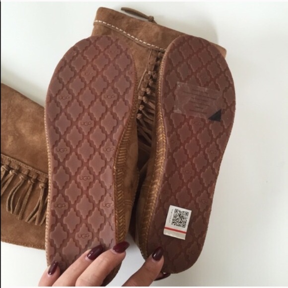 UGG authentic mammoth fringe boots Sz 6 new - Picture 2 of 4