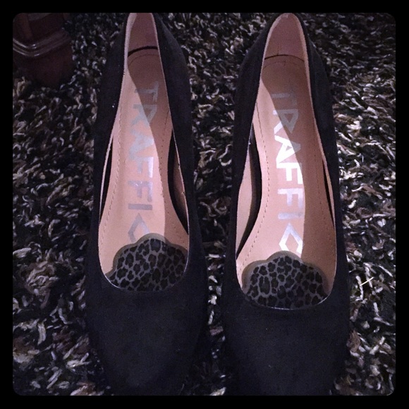 Black pumps