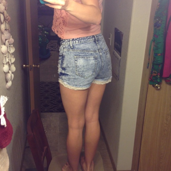 High rise acid washed shorts with crochet trim - Picture 2 of 3