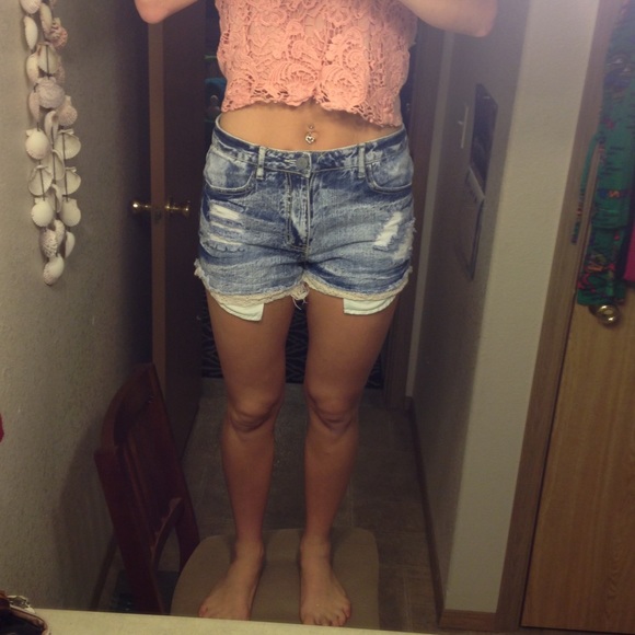 High rise acid washed shorts with crochet trim - Picture 3 of 3