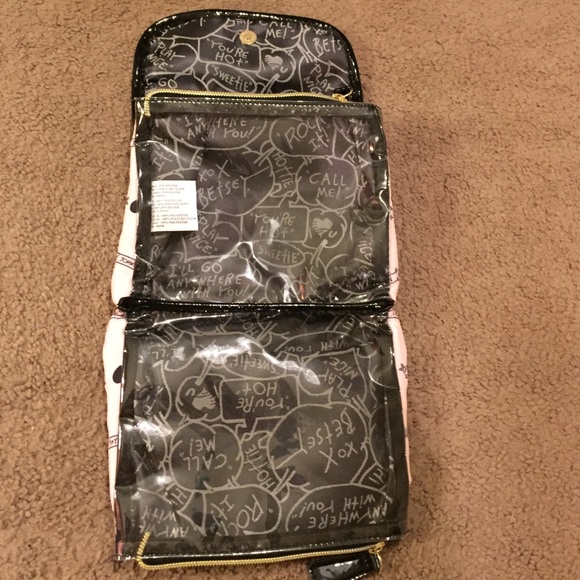 ❌SOLD ❌Betsy Johnson Travel case - Picture 3 of 3