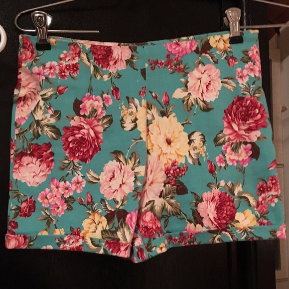 Brandy Melville floral shorts - xsmall