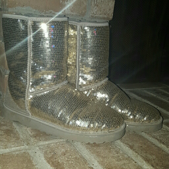 Ugg (taupe) silver/gold boots