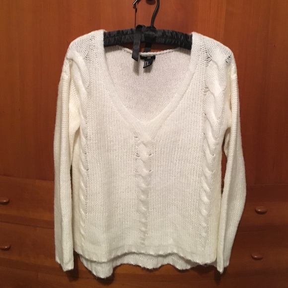 H&M white V-neck sweater. XS. NWT 100% acrylic