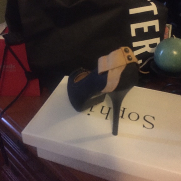 Heels - Picture 2 of 2